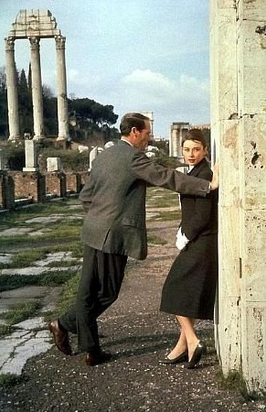 33-1115 Audrey Hepburn at home while filming "Green Mansions"