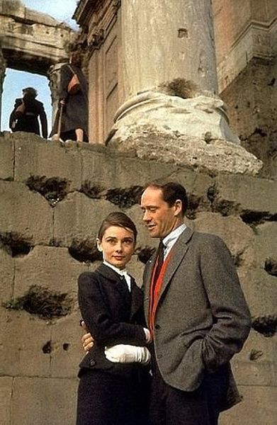 33-1116 Audrey Hepburn at home while filming "Green Mansions"