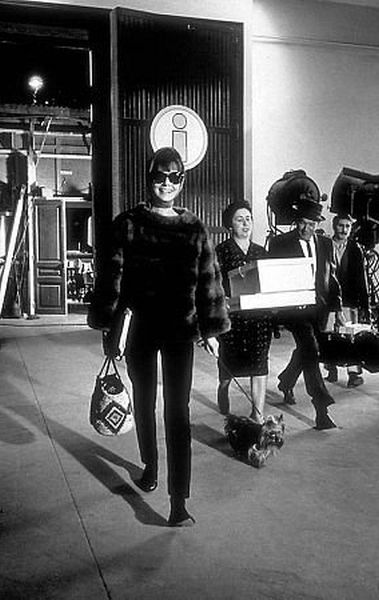 33-2326 Audrey Hepburn on the set of "Paris When It Sizzles"