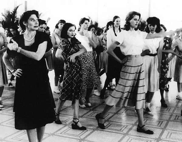 Ellie Weingardt gives charm lessons in "A League of Their Own"