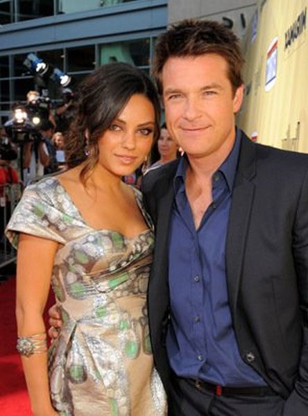 Jason Bateman and Mila Kunis at event of Extract