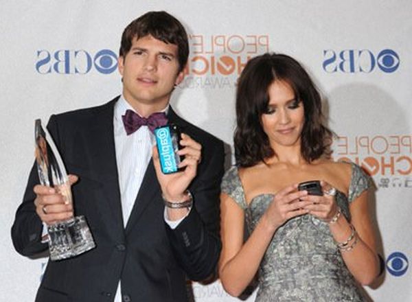 Jessica Alba and Ashton Kutcher at event of The 36th Annual People's Choice Awards