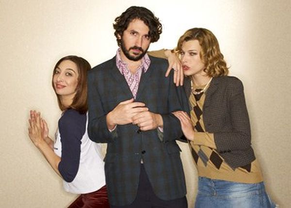 Milla Jovovich, Illeana Douglas and Greg Pritikin at event of Dummy
