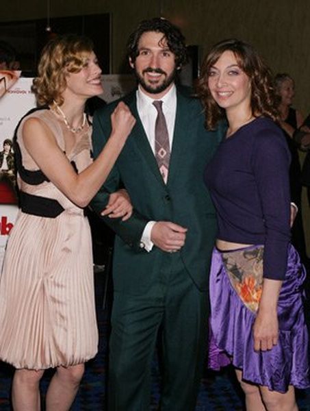 Milla Jovovich, Illeana Douglas and Greg Pritikin at event of Dummy