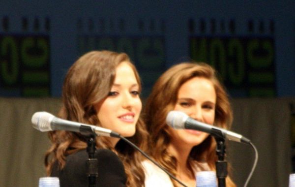 Natalie Portman and Kat Dennings at event of Thor