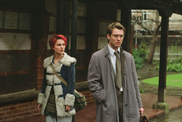 Still of Jude Law and Natalie Portman in Closer