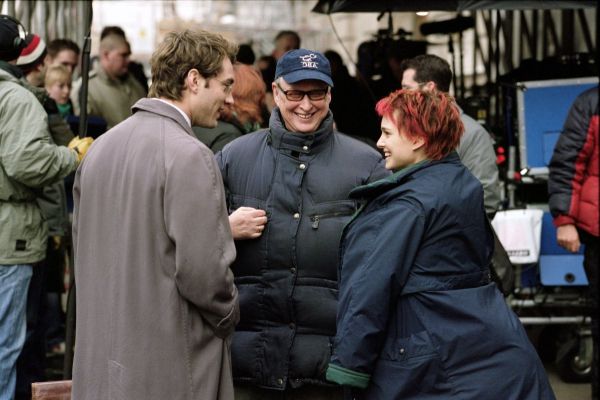 Still of Jude Law, Natalie Portman and Mike Nichols in Closer