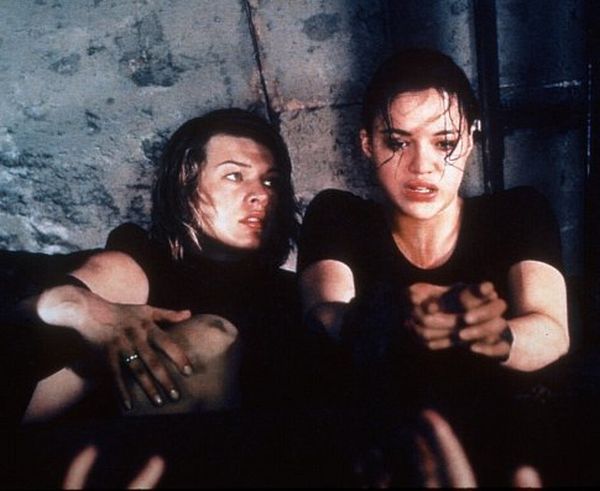 Still of Milla Jovovich and Michelle Rodriguez in Resident Evil