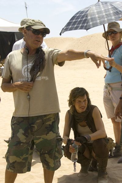 Still of Milla Jovovich and Russell Mulcahy in Resident Evil: Extinction