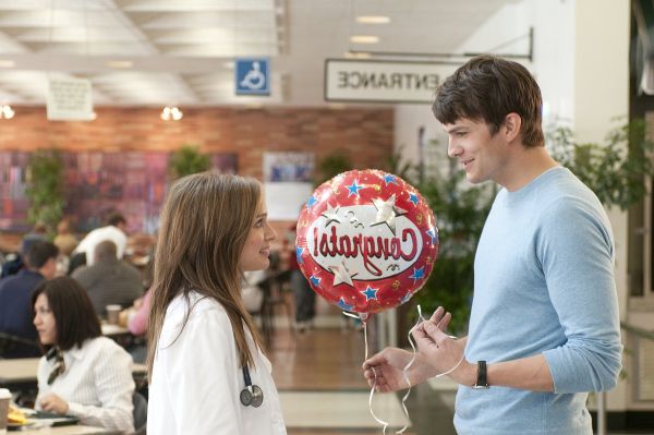 Still of Natalie Portman and Ashton Kutcher in No Strings Attached