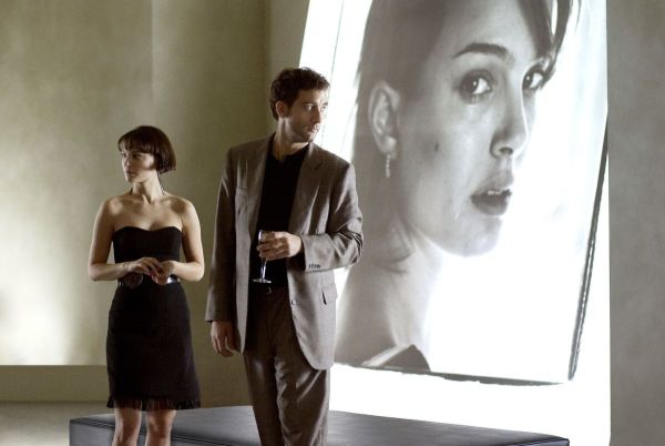 Still of Natalie Portman and Clive Owen in Closer