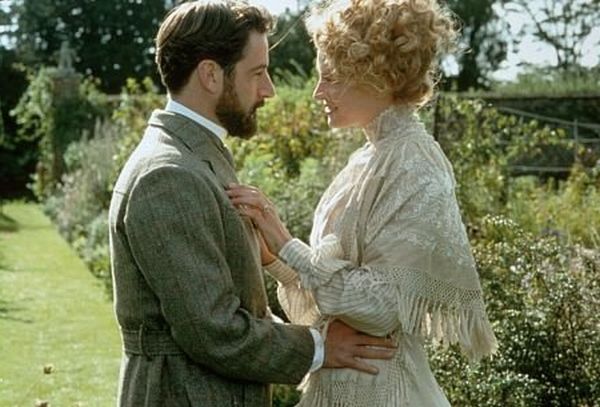 Still of Uma Thurman and Jeremy Northam in The Golden Bowl