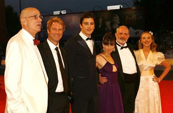Brian De Palma, Mia Kirshner, Aaron Eckhart, Josh Hartnett, James Ellroy and Scarlett Johansson at event of The Black Dahlia
