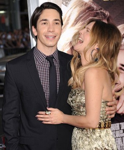 Drew Barrymore and Justin Long at event of Going the Distance