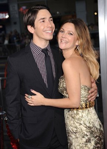 Drew Barrymore and Justin Long at event of Going the Distance