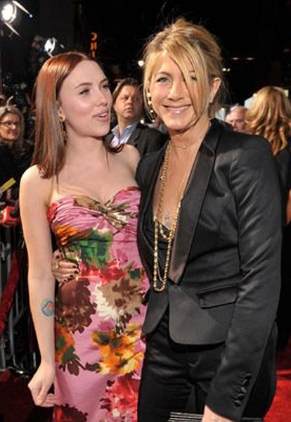 Jennifer Aniston and Scarlett Johansson at event of He's Just Not That Into You