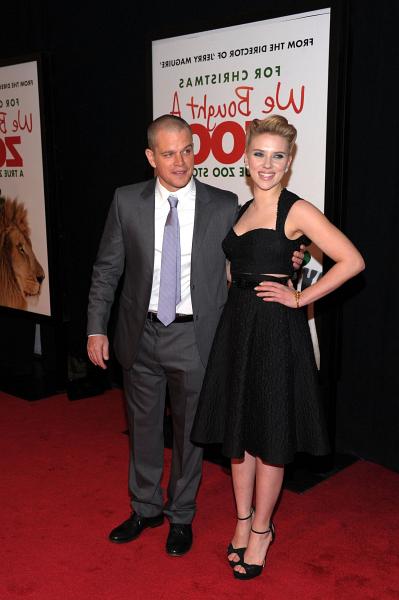 Matt Damon and Scarlett Johansson at event of We Bought a Zoo