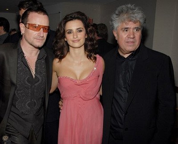 Pedro Almodóvar, Penélope Cruz and Bono at event of Volver