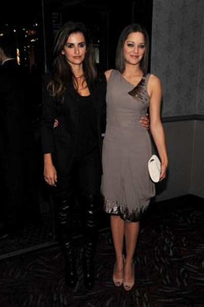 Penélope Cruz and Marion Cotillard at event of The Private Lives of Pippa Lee