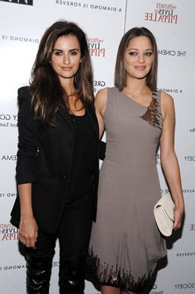 Penélope Cruz and Marion Cotillard at event of The Private Lives of Pippa Lee