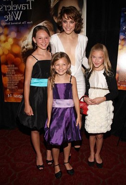 Rachel McAdams, Tatum McCann, Brooklynn Proulx and Hailey McCann at event of The Time Traveler's Wife