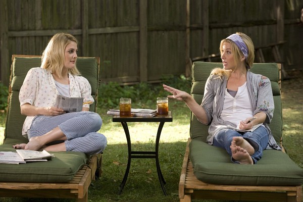 Still of Drew Barrymore and Christina Applegate in Going the Distance