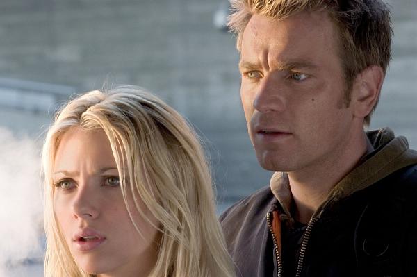 Still of Ewan McGregor and Scarlett Johansson in The Island