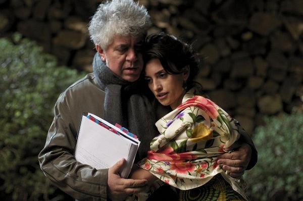 Still of Pedro Almodóvar and Penélope Cruz in Broken Embraces