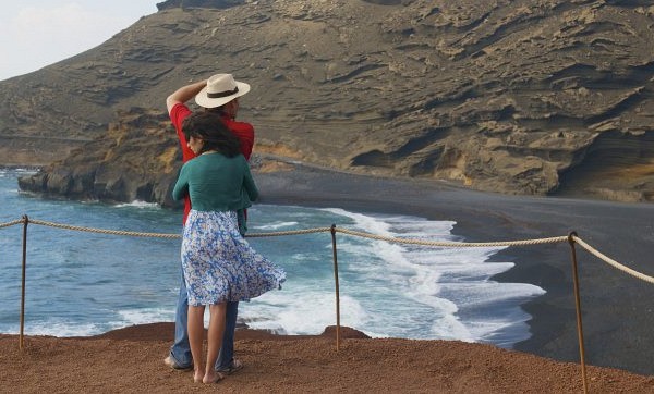 Still of Penélope Cruz and Lluís Homar in Broken Embraces