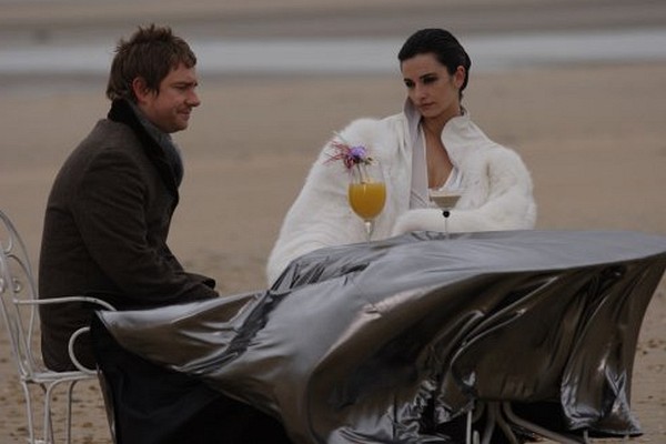 Still of Penélope Cruz and Martin Freeman in The Good Night