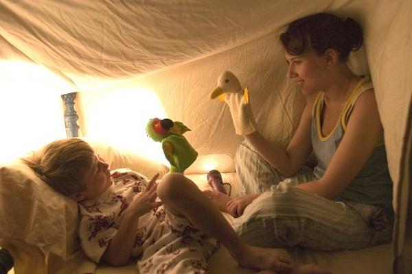 Still of Scarlett Johansson and Nicholas Art in The Nanny Diaries