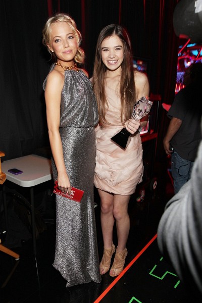 Emma Stone and Hailee Steinfeld