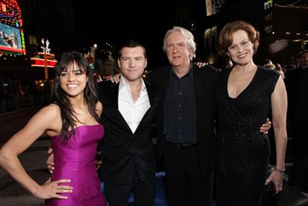 Photo: James Cameron, Sigourney Weaver, Michelle Rodriguez and Sam Worthington at event of Avatar