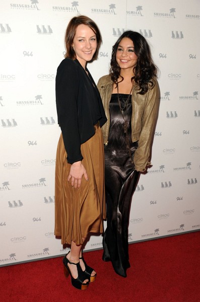 Jena Malone and Vanessa Hudgens at event of Girl Walks Into a Bar