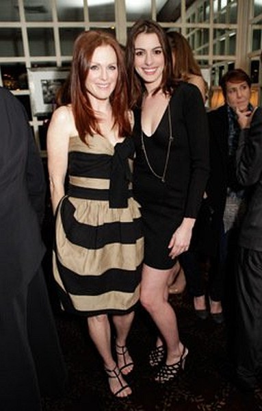 Julianne Moore and Anne Hathaway at event of A Single Man