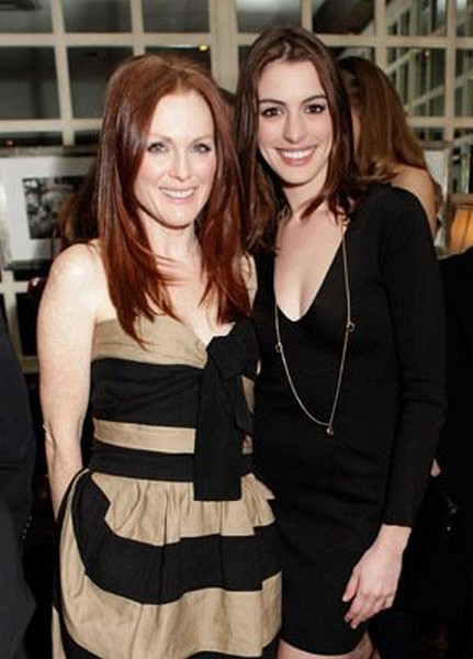 Julianne Moore and Anne Hathaway at event of A Single Man