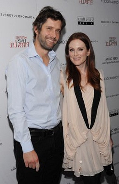 Julianne Moore and Bart Freundlich at event of The Private Lives of Pippa Lee