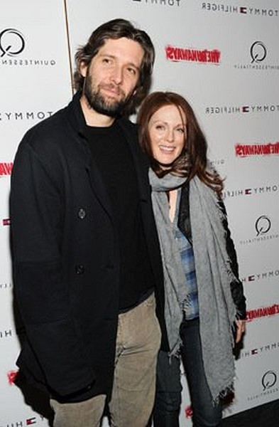 Julianne Moore and Bart Freundlich at event of The Runaways