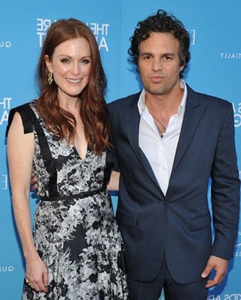 Julianne Moore and Mark Ruffalo at event of The Kids Are All Right