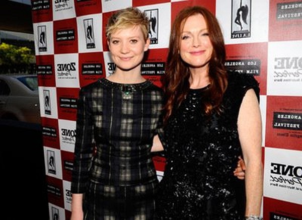 Julianne Moore and Mia Wasikowska at event of The Kids Are All Right