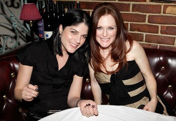 Julianne Moore and Selma Blair at event of A Single Man