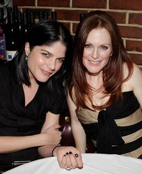 Julianne Moore and Selma Blair at event of A Single Man