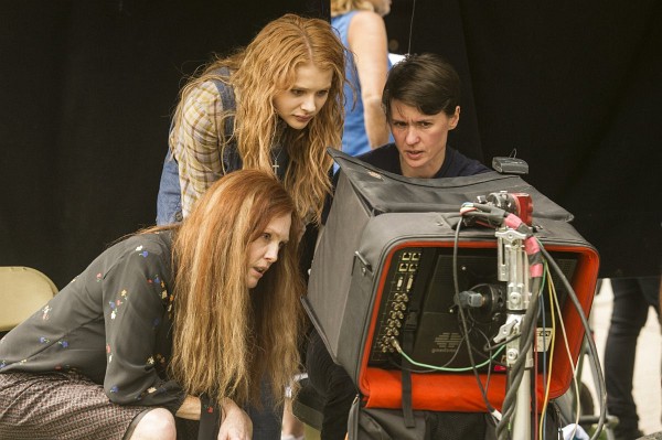 Julianne Moore, Kimberly Peirce and Chloë Grace Moretz in Carrie