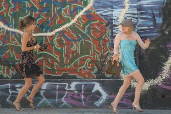 Photo: Still of Haylie Duff and Hilary Duff in Material Girls