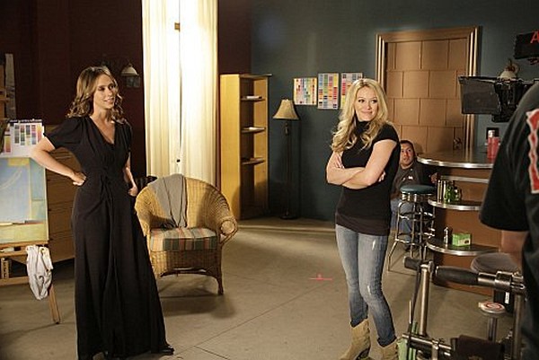 Still of Jennifer Love Hewitt and Hilary Duff in Ghost Whisperer