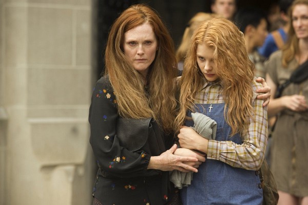 Still of Julianne Moore and Chloë Grace Moretz in Carrie