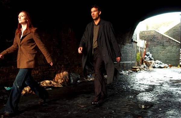 Still of Julianne Moore and Clive Owen in Children of Men