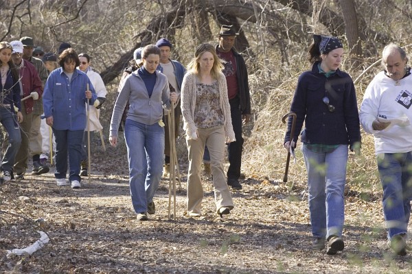 Still of Julianne Moore and Edie Falco in Freedomland