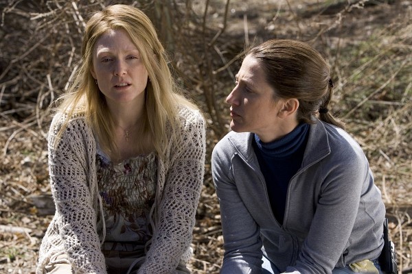 Still of Julianne Moore and Edie Falco in Freedomland