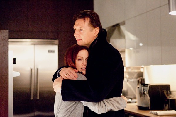 Still of Julianne Moore and Liam Neeson in Chloe